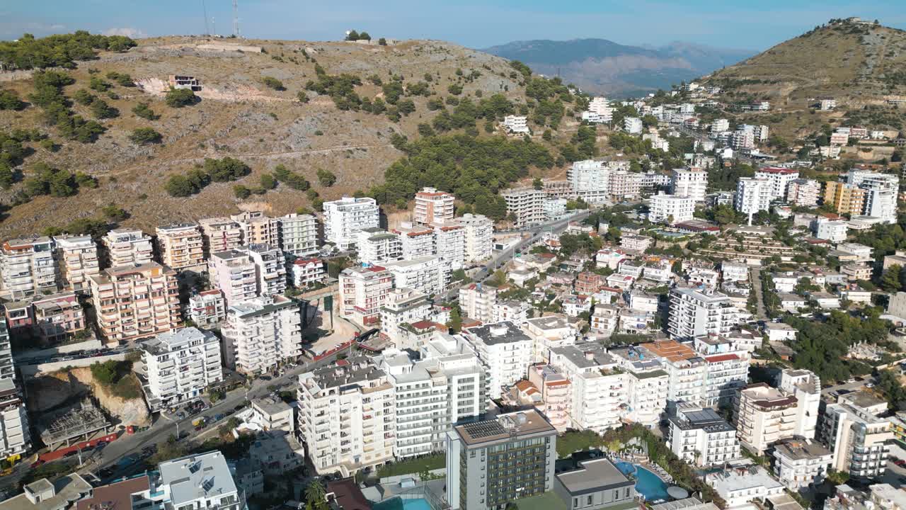 la toma de un dron al revés revela el paisaje urbano de saranda con apartamentos construidos en la montaña
