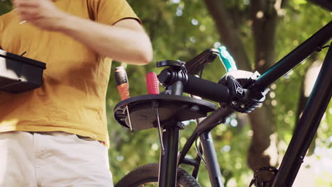 Hombre-Preparando-Herramientas-Para-Reparación-De-Bicicletas