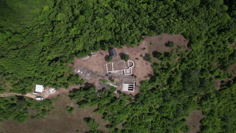 vista aérea del sitio de excavación arqueológica en un bosque de la antigua iglesia romana en prozor-rama