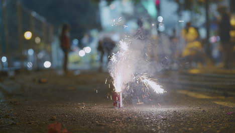 a los niños les encanta lanzar petardos en las fallas, españa.