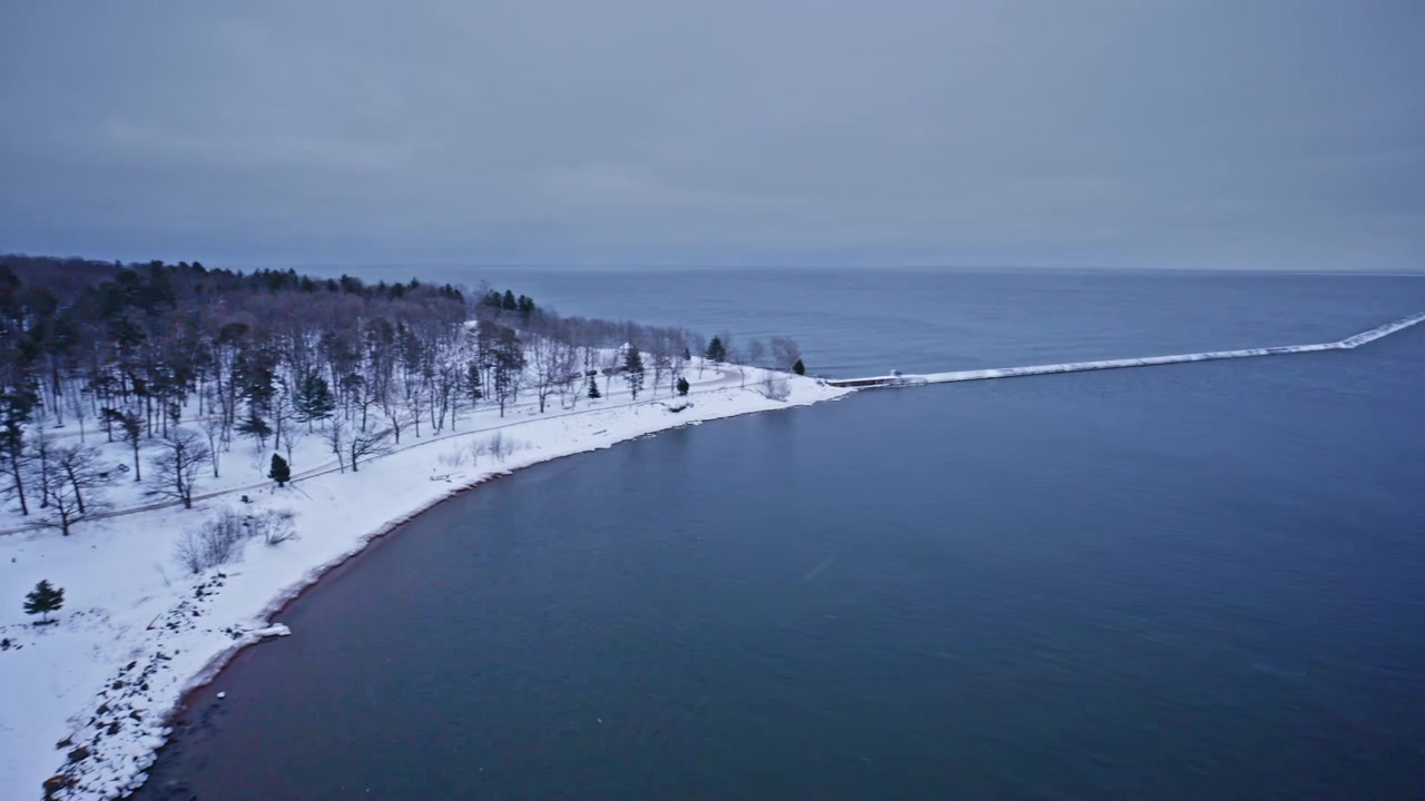 Panorerande drönarbild med utsikt över vågbrytaren vid Lake Superior i Marquette, Michigan.