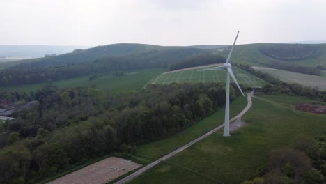 Toma-De-Drone-De-Una-Turbina-Eólica-En-South-Downs,-Inglaterra