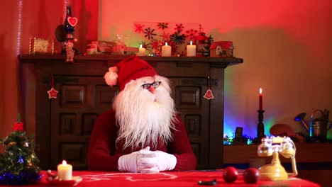 santa claus responde una llamada en un teléfono antiguo