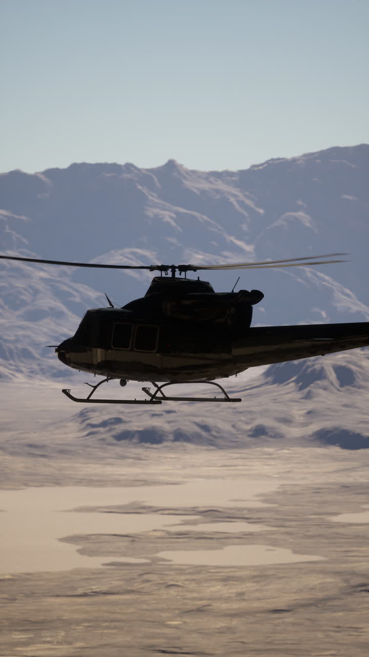 helicóptero volando sobre la cordillera