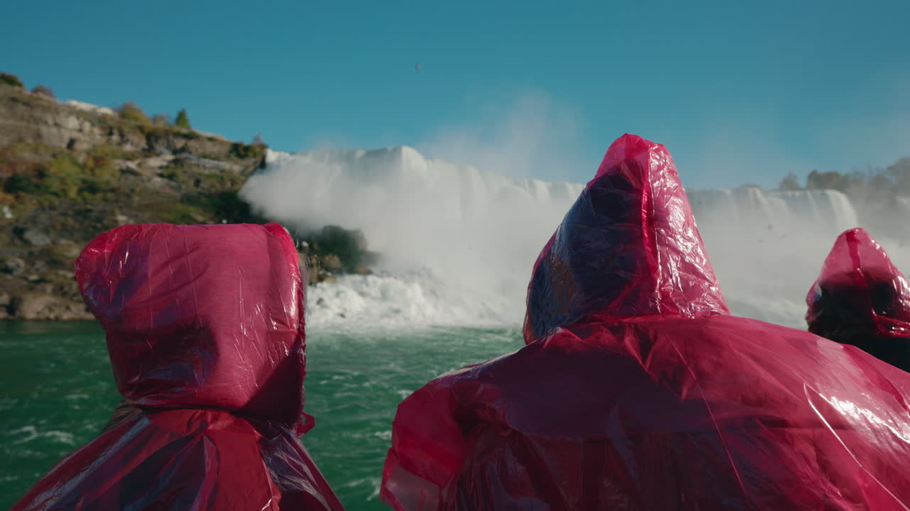 Turisti con Poncho Antipioggia Rossi che Osservano le Cascate del Niagara dal Battello Vicino alla Cascata