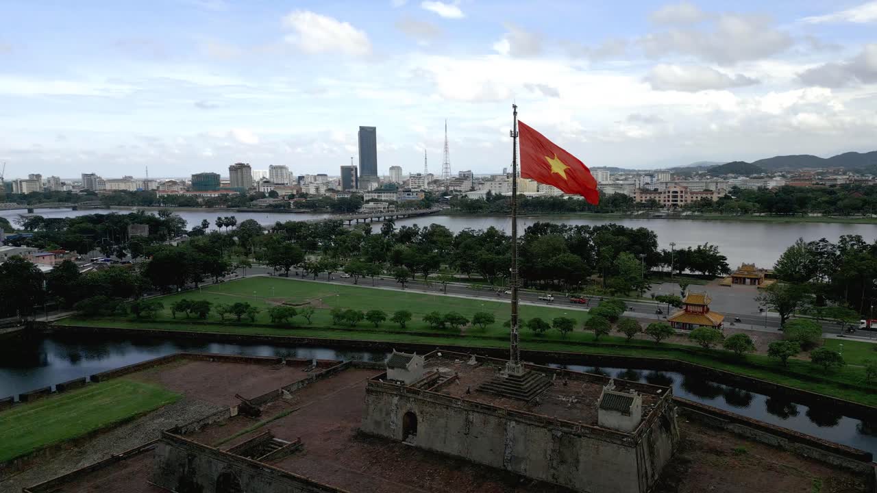 낮에 후에 시에서 바람에 자랑스럽게 펄럭이는 베트남 국기