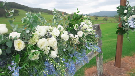 flores de rosas blancas florecientes decoradas en una boda campestre al aire libre