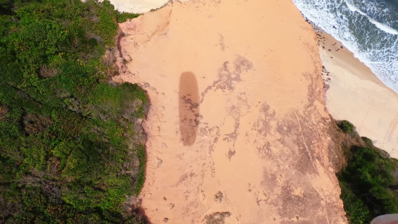 impresionantes vistas de una playa exótica tropical desde arriba con arena dorada y agua azul