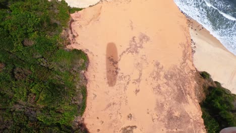 Impresionantes-Vistas-De-Una-Playa-Exótica-Tropical-Desde-Arriba-Con-Arena-Dorada-Y-Agua-Azul