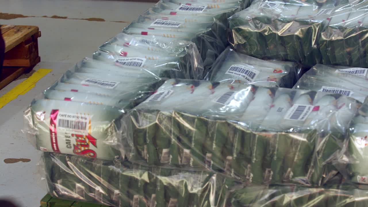 공장에서 팔레트에 포장된 커피 원두 적재