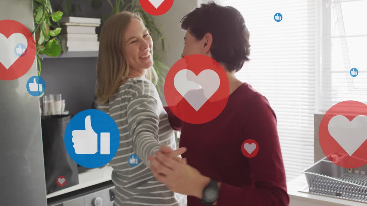 animación de corazones y como iconos sobre la pareja de mujeres caucásicas bailando.