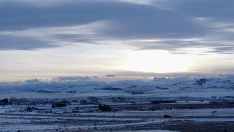 阿爾伯塔省 (alberta) 雪山的風景和日落