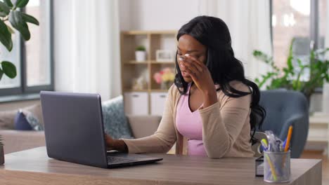 Kopfschmerzen,-Stress-Und-Frau-Im-Homeoffice-Am-Laptop-Für-Remote-Arbeit.-Kopfschmerzen,-Stress-Und-Frau-Im-Homeoffice-Am-Laptop-Für-Remote-Arbeit.-Psychische-Gesundheit,-Burnout-Im-Geschäftsleben-Und-Migräne-Müder-Freelancer,-Die-über-Herausforderungen,-Projektfehler-Oder-Müdigkeit-Im-Haus-Frustriert-Sind