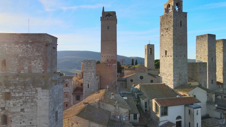 Splendida città di San Gimignano circondata da incredibili montagne a nord-ovest della città di Siena.