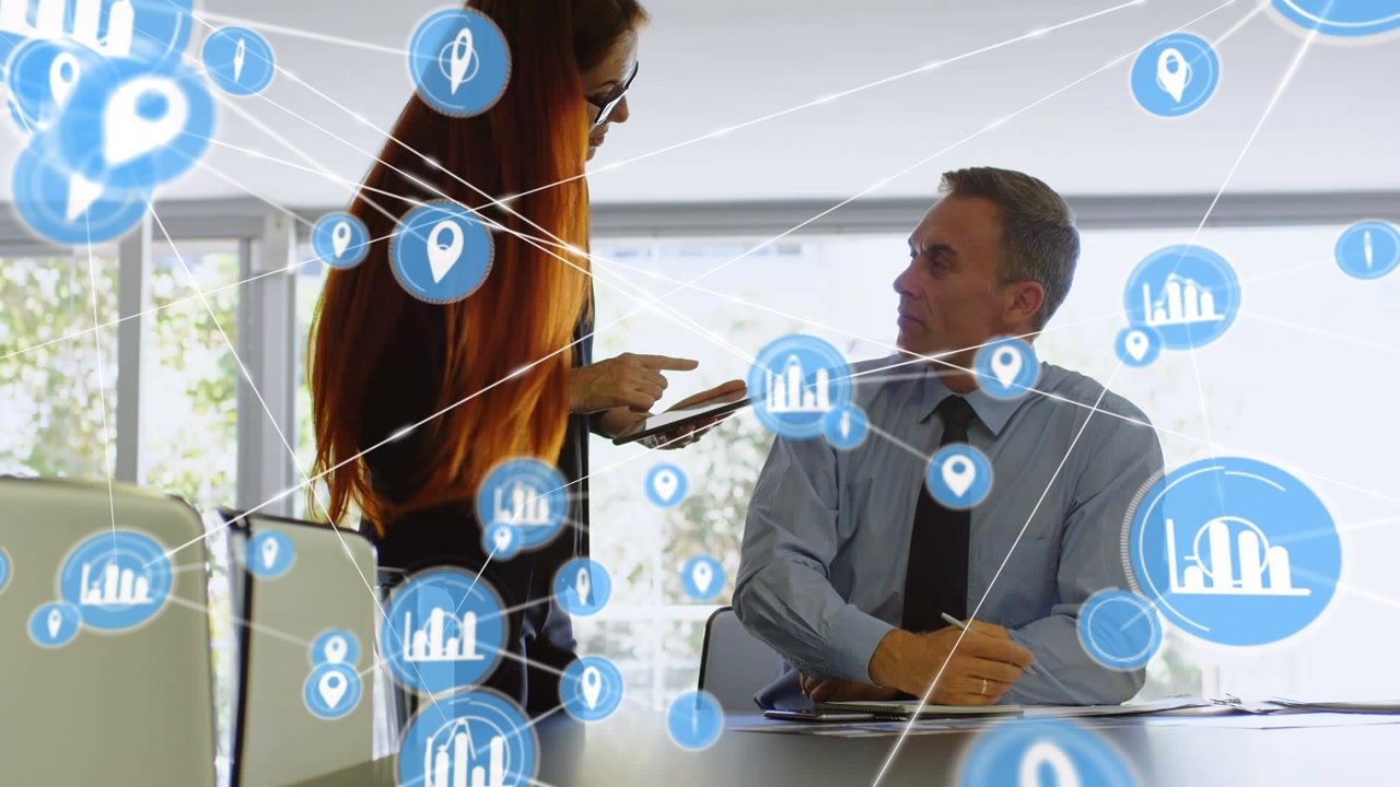 Animazione di una rete di connessioni con icone sopra un uomo d'affari che usa un visore VR.