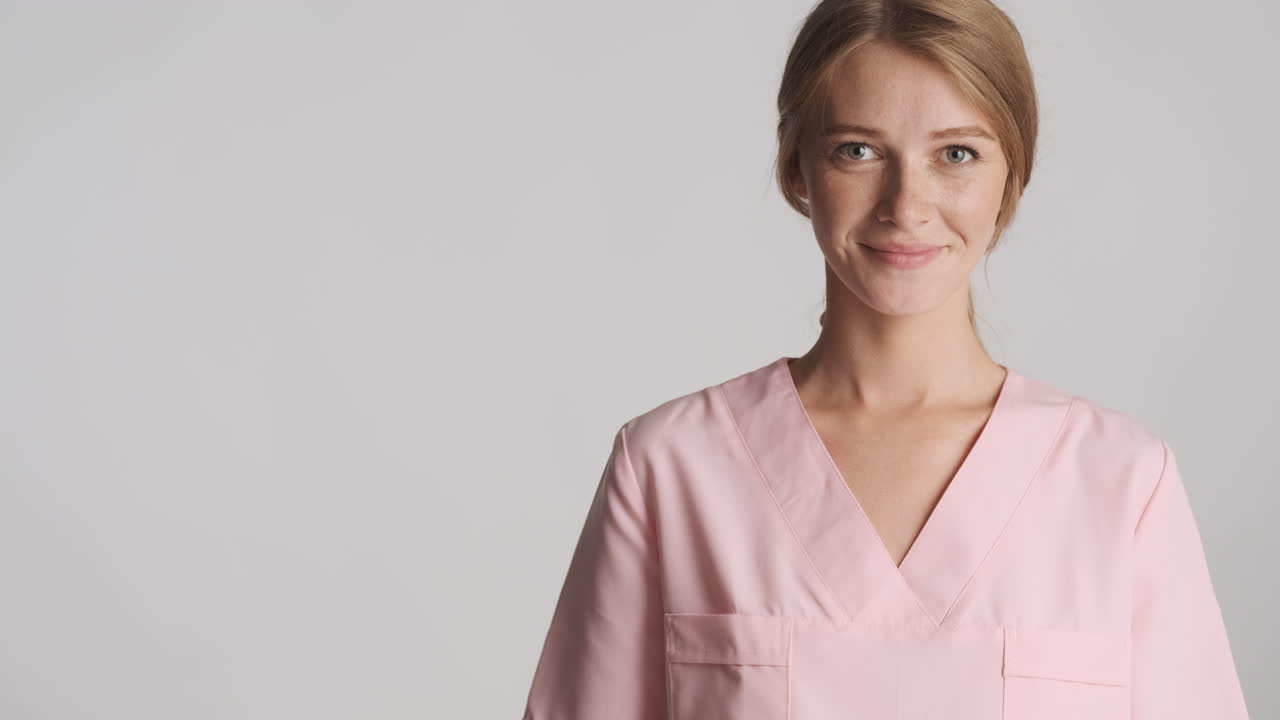 doctora caucásica mirando hacia el lado.