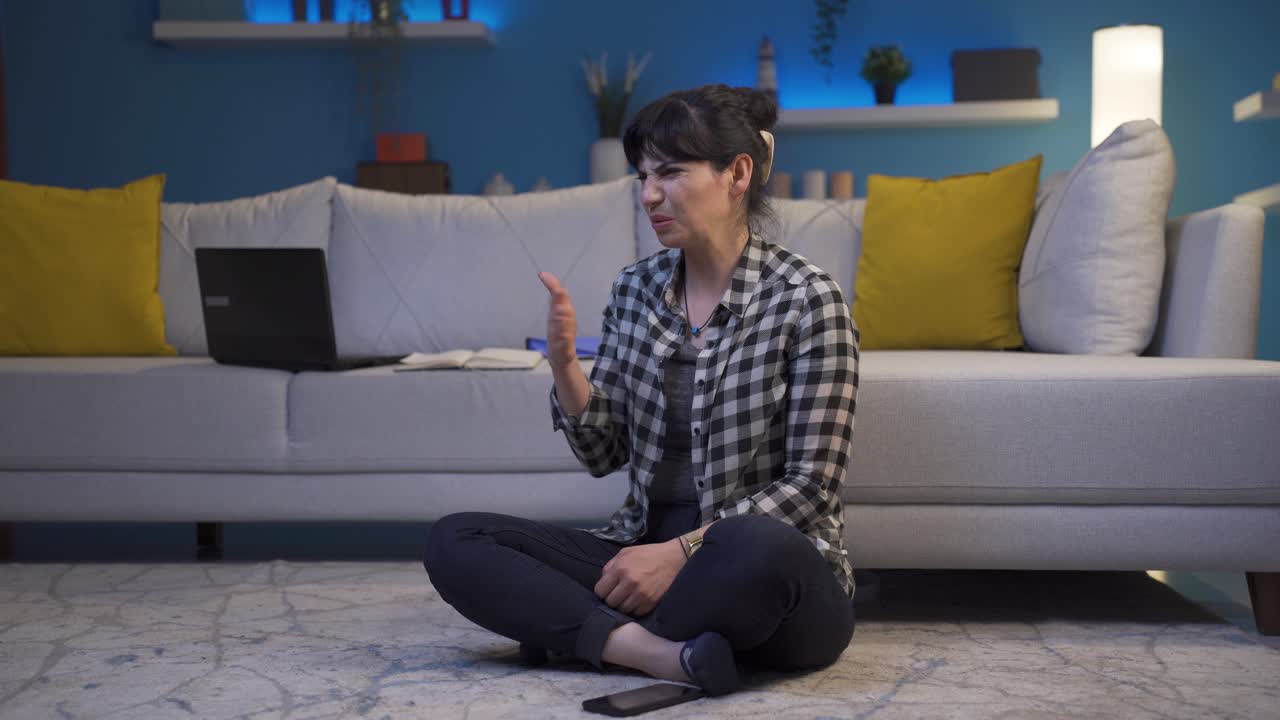 나쁜  ⁇ 새를 맡는 여자는 혼란스럽고 혐오스럽습니다.