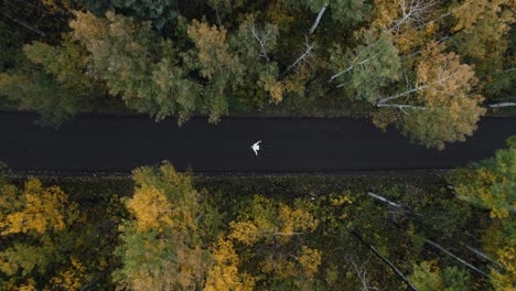 Drone-Operator-Laying-In-Alpine-Loop-In-Utah,-Rising-Aerial-Shot