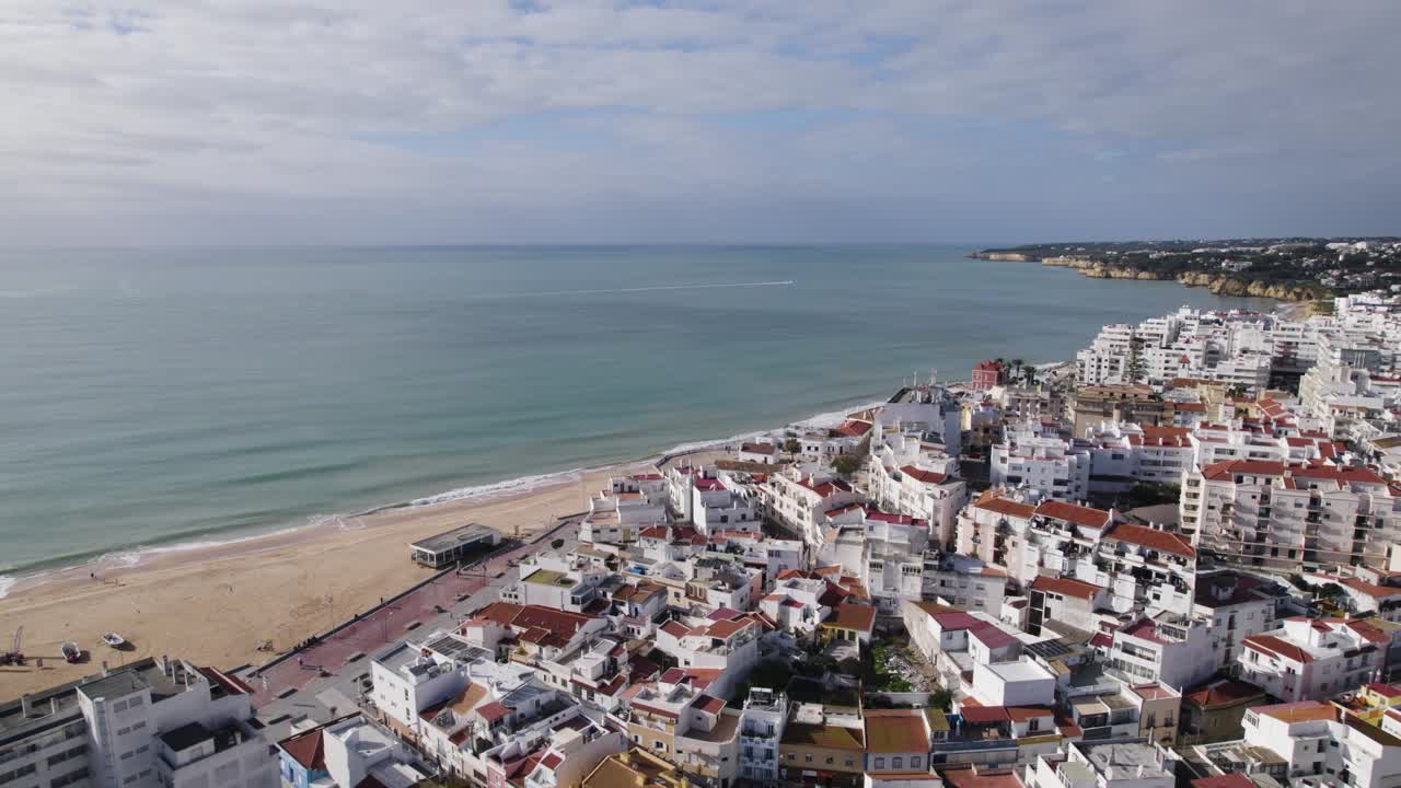 edificios de apartamentos blancos junto a la playa de armacao de pera en portugal