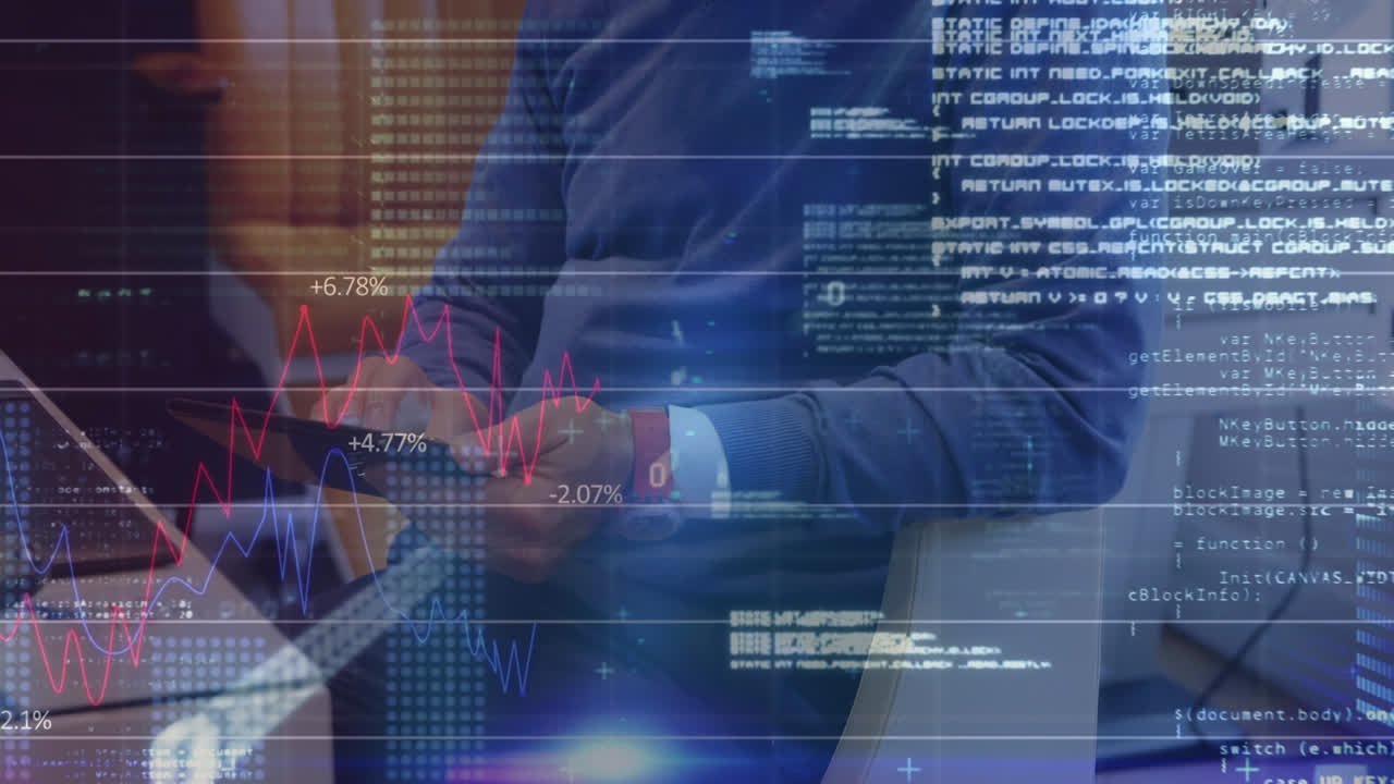 디지털 태블릿을 사용하는 사람의 중간 섹션에 대한 의료 데이터 처리