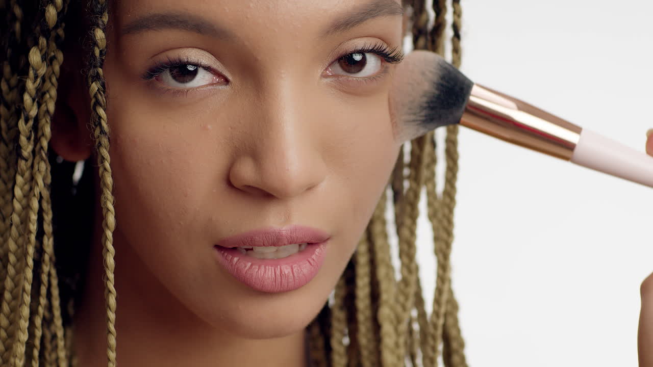 mujer aplicando maquillaje