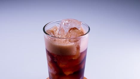 la coca cola se vierte en un vaso de una botella