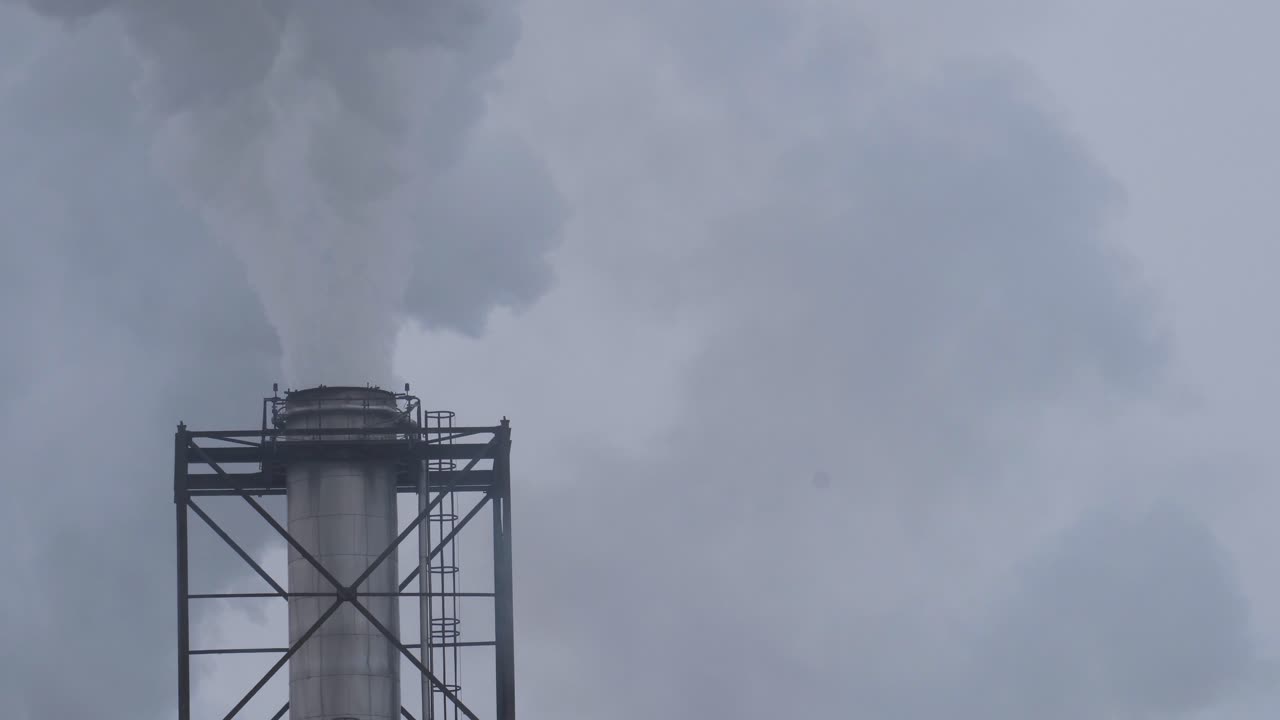 humo espeso de la chimenea de una instalación de calefacción de la ciudad