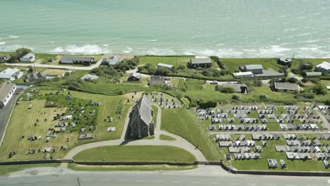 St.-Johannes-Der-Evangelist-Kirche-Mit-Blick-Auf-Das-Meer-In-Ardamine,-County-Wexford,-Irland