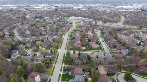 Drone-Volando-Lejos-De-Las-Casas-Suburbanas-De-Oakville-En-Un-Día-De-Primavera-Nublado