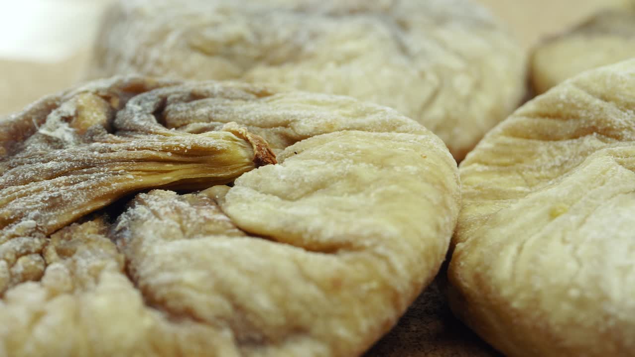 Fichi secchi ripresi con telecamera scorrevole. Macro 4K.
