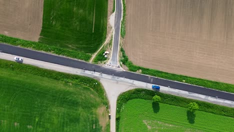 vista de los coches que pasan en la carretera desde un avión no tripulado por encima de ellos
