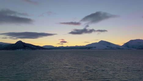 Puesta-De-Sol-Vívida-En-Un-Paisaje-Helado,-Antena-Oceánica-Del-Norte-De-Noruega