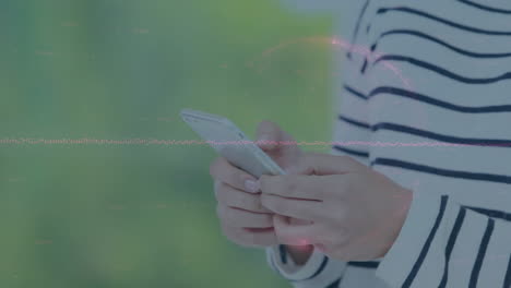 스마트 폰을 사용하는 여성의 중간 섹션에 대한 회전 지구와 통계 그래프