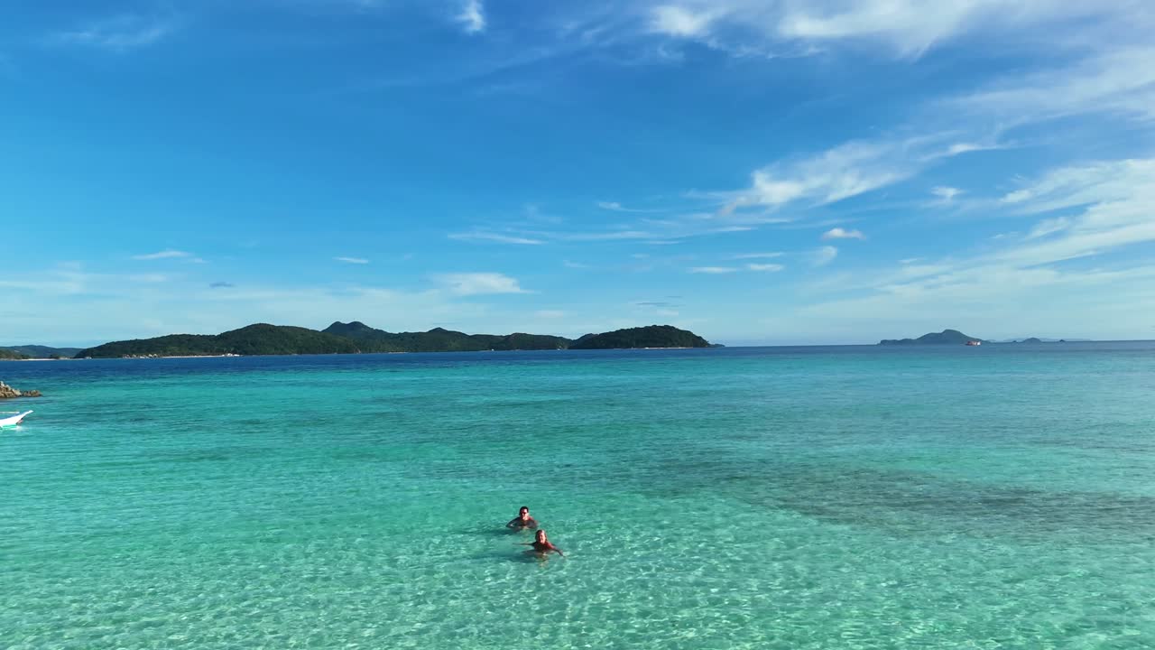 터키즈색 물이 있는 열대 섬 파라다이스