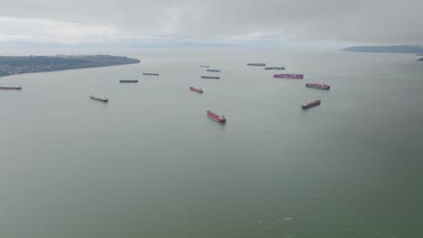 Imágenes-Aéreas-De-La-Acumulación-De-Buques-De-Carga-En-El-Océano-Pacífico,-Vancouver,-Columbia-Británica,-Canadá