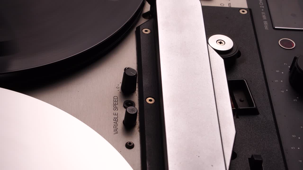 프로페셔널 마그네토폰 레코더에서 릴에서 릴 오디오 테이프를 굴리기, 근접