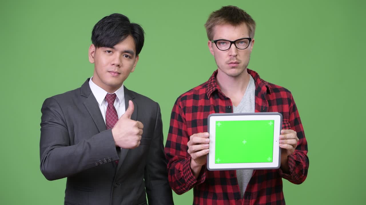 젊은 잘생긴 아시아 사업가와 젊은 스칸디나비아 사업가가 함께 일하고 있습니다.