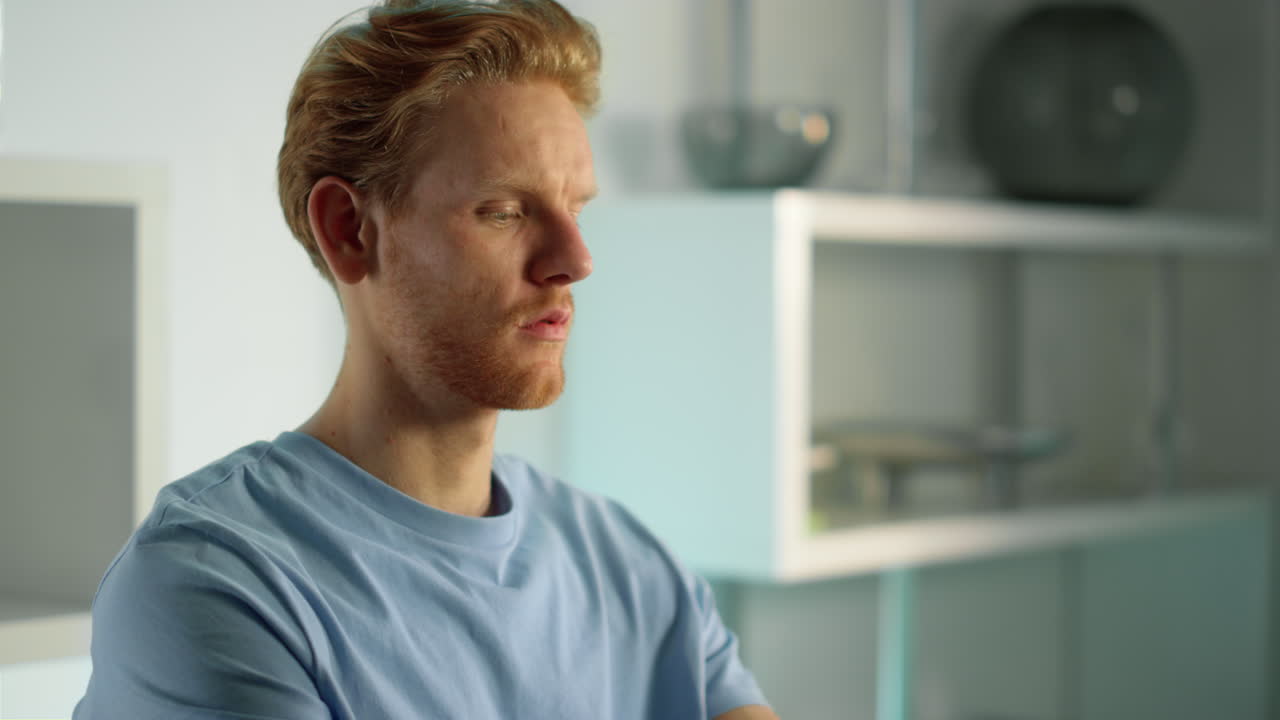 사무실에서 컴퓨터를 사용하는 집중된 학생. 클로즈업 손이 마우스를 잡고 타이핑하고 있습니다.