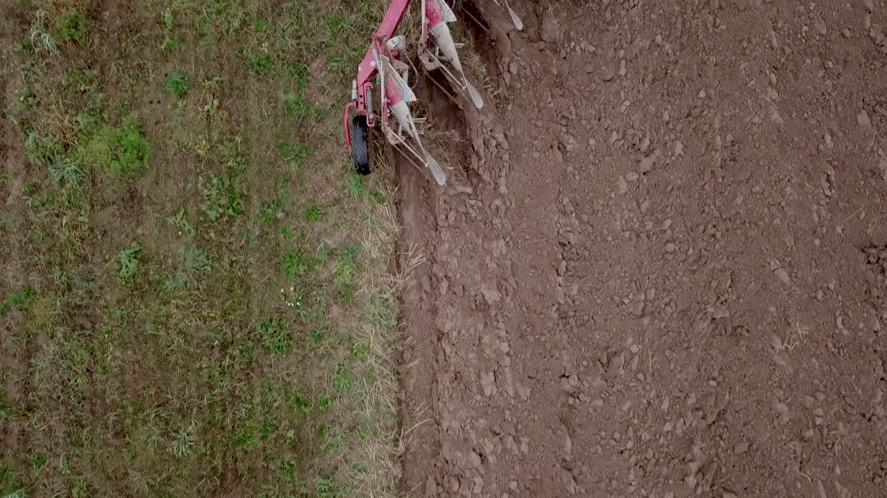 cerrar vista de pájaro, mirando hacia abajo en un tractor arando campos