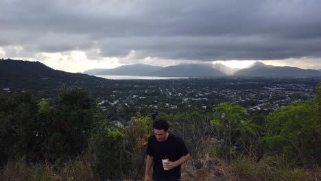 fotógrafo preparándose para las primeras fotos del amanecer, fotógrafo en la cima de una colina, tomando fotos del amanecer