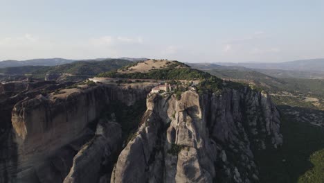 Vista-Aérea-Circular-Del-Monasterio-De-San-Esteban-Situado-En-La-Cima-De-Un-Precipicio-Rocoso-En-Grecia