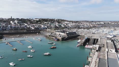 Flug-über-Den-Fähranleger-St.-Peter-Port-Guernsey-In-Richtung-Land-über-Den-Hafen,-Cambridge-Anlegeplatz,-Starkes-Schlingern,-North-Beach-Qeii-Marina-Zur-Salerie-Corner-An-Einem-Sonnigen-Tag