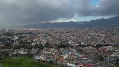 vista de la zona sur de bogotá, vista de monserrate y el centro de la ciudad