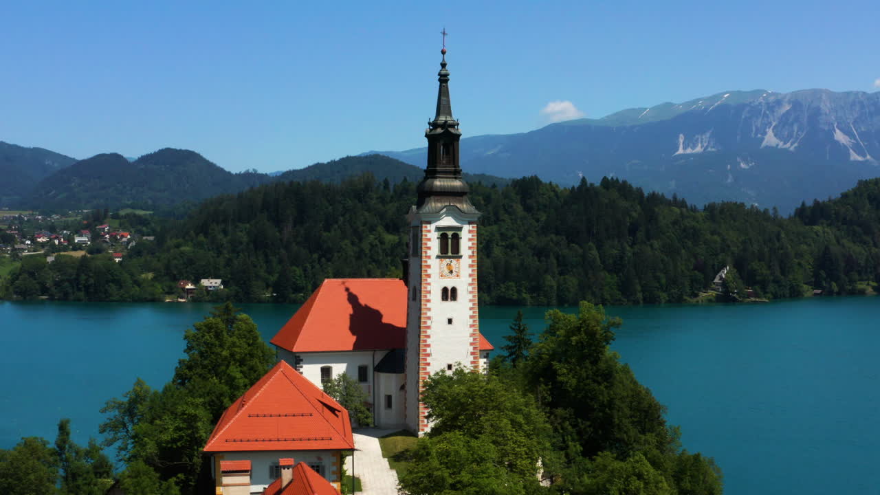 Ilha de Bled - Vista exterior de café, Casa do Reitor e Igreja de Peregrinação da Assunção de Maria em Bled, Eslovênia
