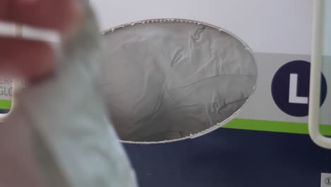 se ve una mano sacando un par de guantes médicos