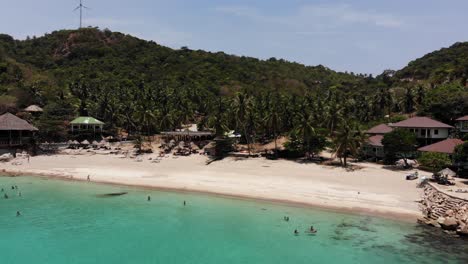 Acérquese-A-La-Maravillosa-Playa-De-Aew-Leuk-En-Koh-Tao-En-Tailandia,-Filmada-Con-Un-Dron