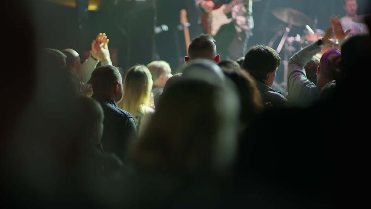 Pubblico che acclama e applaude a un concerto di musica dal vivo