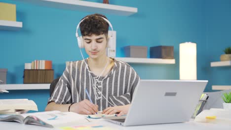 el estudiante que hace la tarea está bailando. satisfecho y divertido.