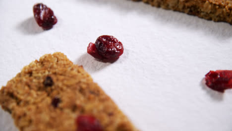 barras de granola en fondo blanco 4k