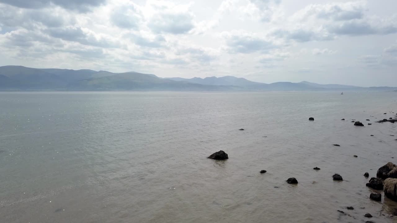 이상한 소름 끼치는 화성 산맥 바위 외계인 돌 해변 바다 상승 샷 역방향